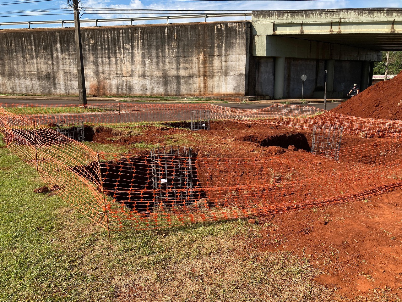 Płyty fundamentowe – przeczytaj, zanim wbijesz łopatę!