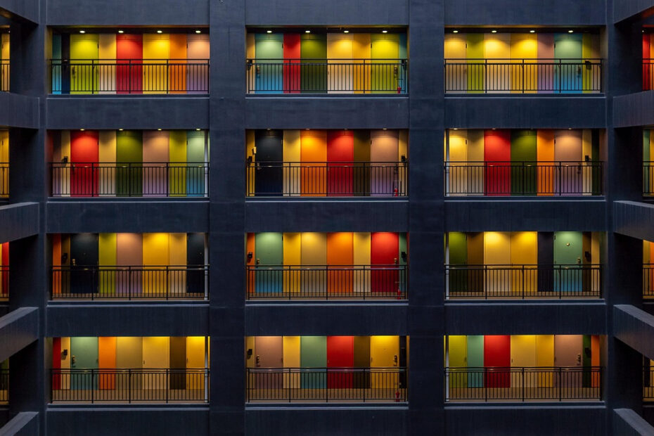 Kolory drzwi. Jak wykorzystać barwę, aby odmienić charakter pomieszczenia?